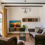 Casa de Férias 5 Bedroom Cozy In Posedarje