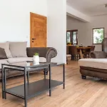 5 Bedroom Cozy In Casa de Férias