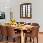5 Bedroom Cozy In Casa de Férias *