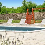 5 Bedroom Cozy In Casa de Férias Posedarje