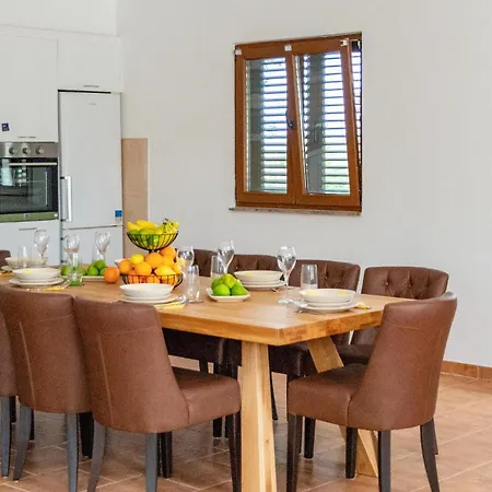 5 Bedroom Cozy In Holiday home *