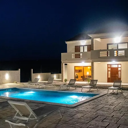 Holiday home 5 Bedroom Cozy In *