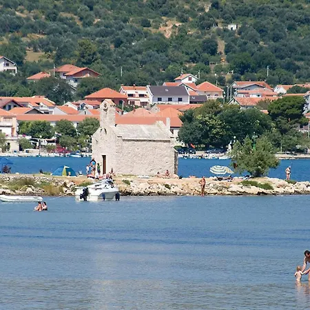 5 Bedroom Cozy In Nyaraló Posedarje