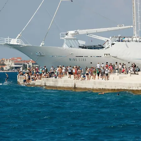 Holiday home 5 Bedroom Cozy In