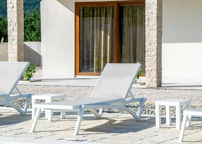 5 Bedroom Cozy In Nyaraló Posedarje