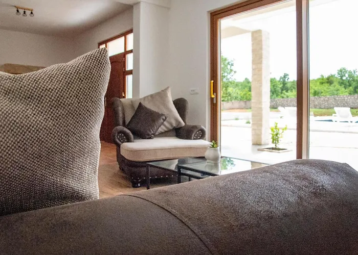5 Bedroom Cozy In * Posedarje