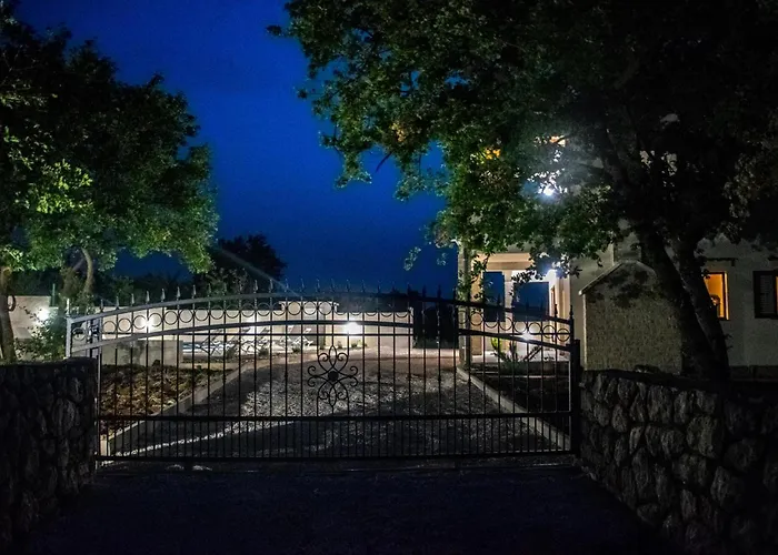 5 Bedroom Cozy In Nyaraló Posedarje