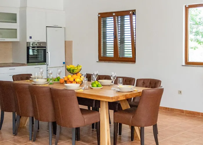 5 Bedroom Cozy In Nyaraló *