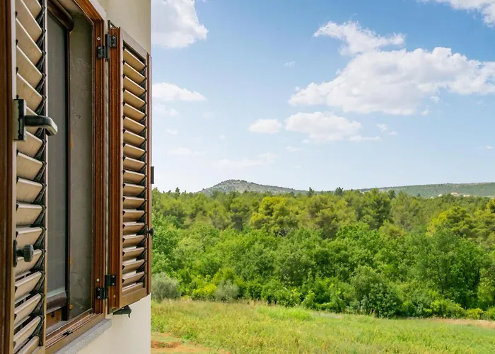 5 Bedroom Cozy In Nyaraló Posedarje