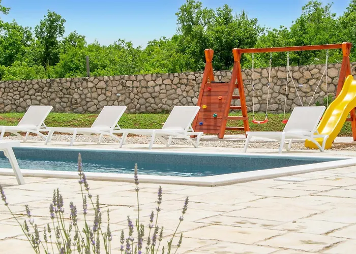 5 Bedroom Cozy In Nyaraló Posedarje