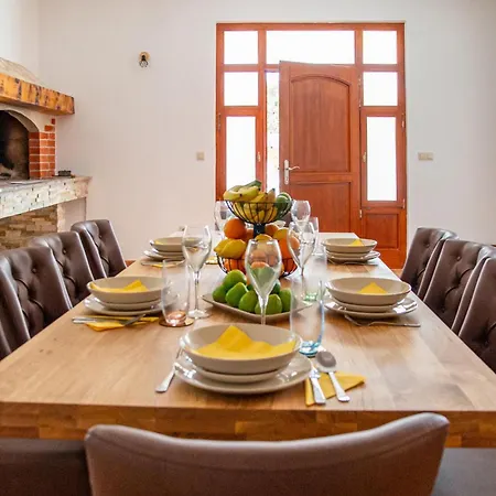 5 Bedroom Cozy In Posedarje