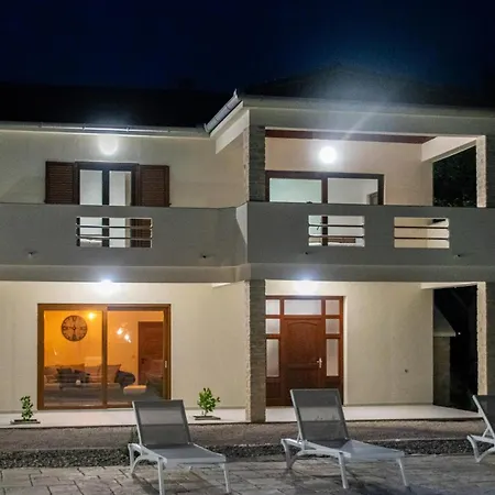 Holiday home 5 Bedroom Cozy In *