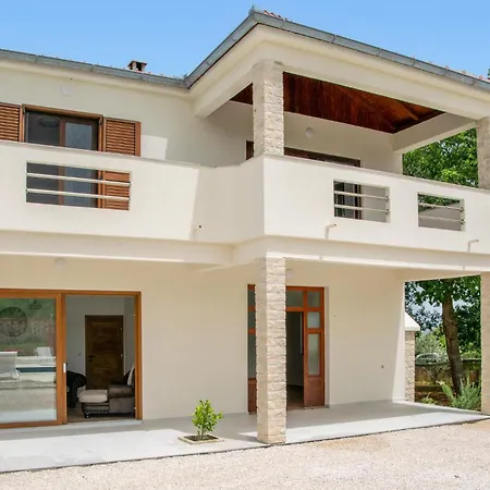 5 Bedroom Cozy In