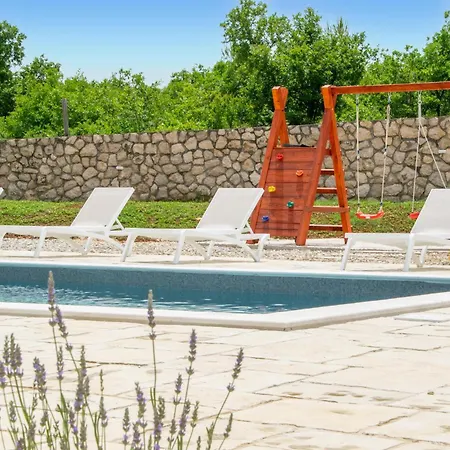 5 Bedroom Cozy In Prázdninový dům Posedarje