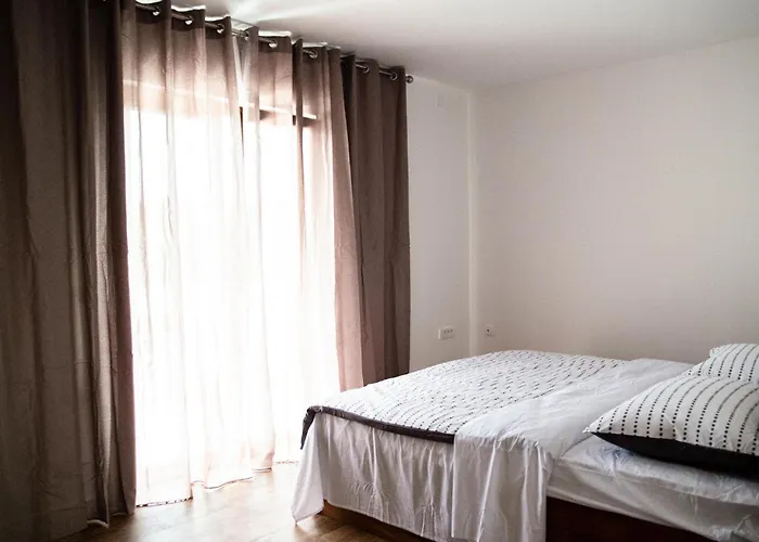 Дом отдыха 5 Bedroom Cozy In *