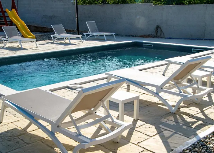 5 Bedroom Cozy In * Поседарье